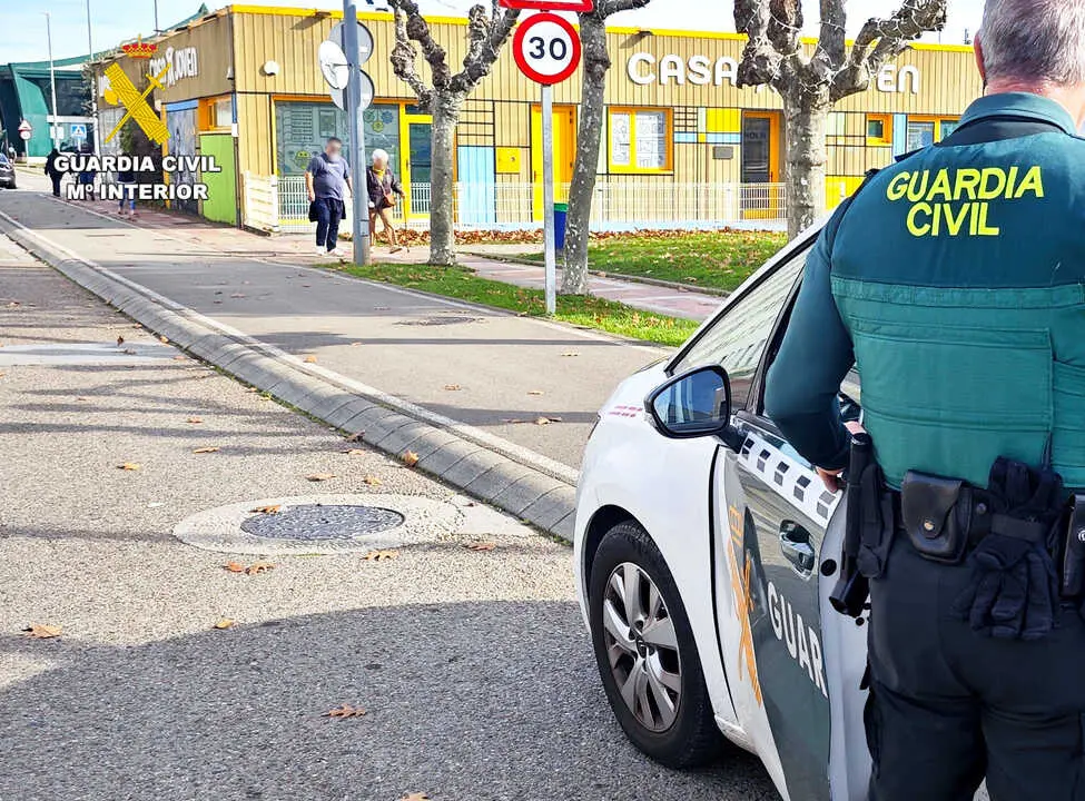 Joyas valoradas en m&aacute;s de 8.500 euros desaparecieron poco a poco mientras la autora se ganaba su confianza. / GUARDIA CIVIL
