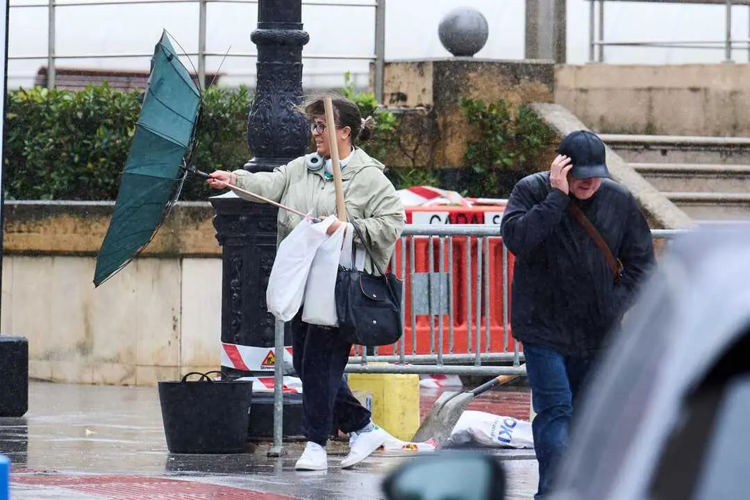 Varias personas un d&iacute;a de viento sur en Cantabria. / EP