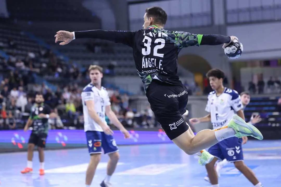 Ángel Fernández durante un partido con el Torrelavega. / BM Torrelavega