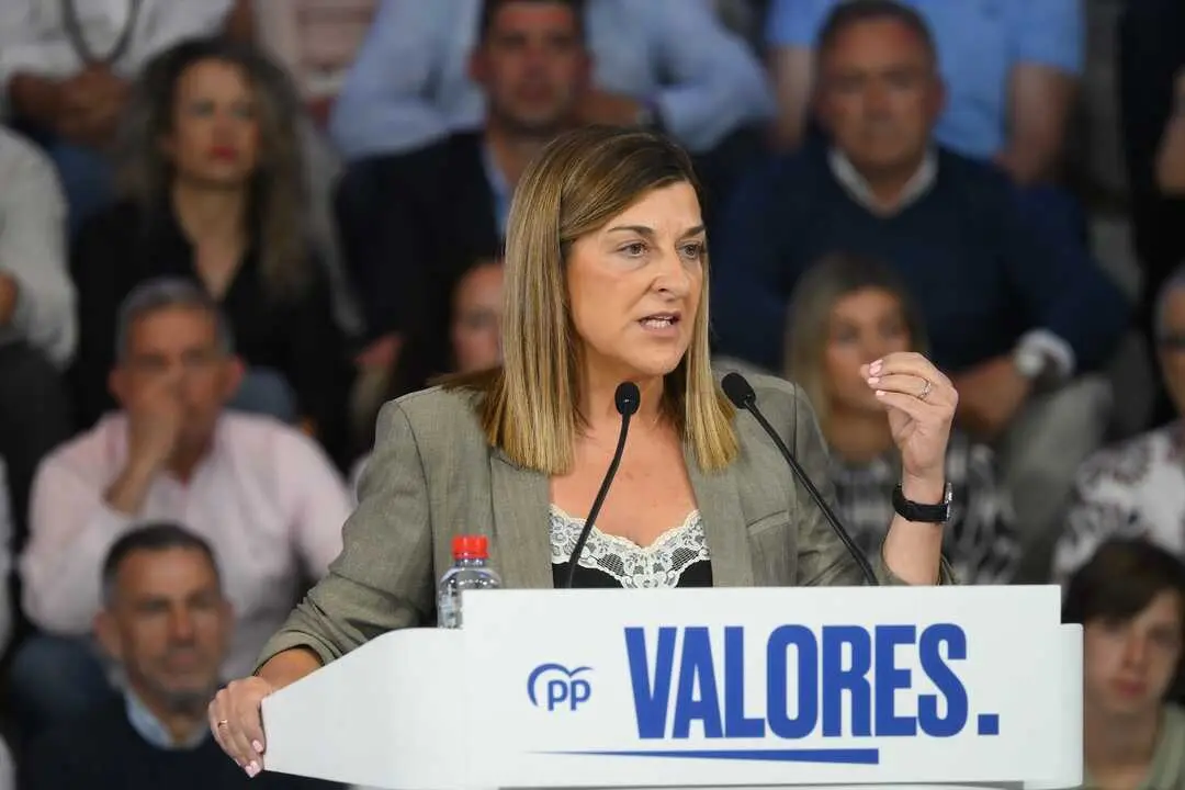 La presidente de Cantabria, Mar&iacute;a Jos&eacute; S&aacute;enz de Buruaga, interviene durante un acto del PP. / Nacho Cubero