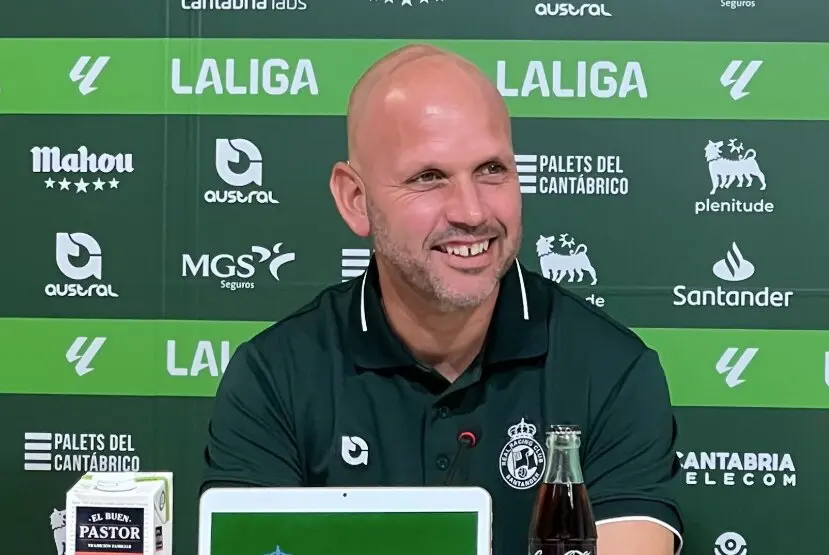 El entrenador del Racing, Jos&eacute; Alberto, en rueda de prensa. / RRC