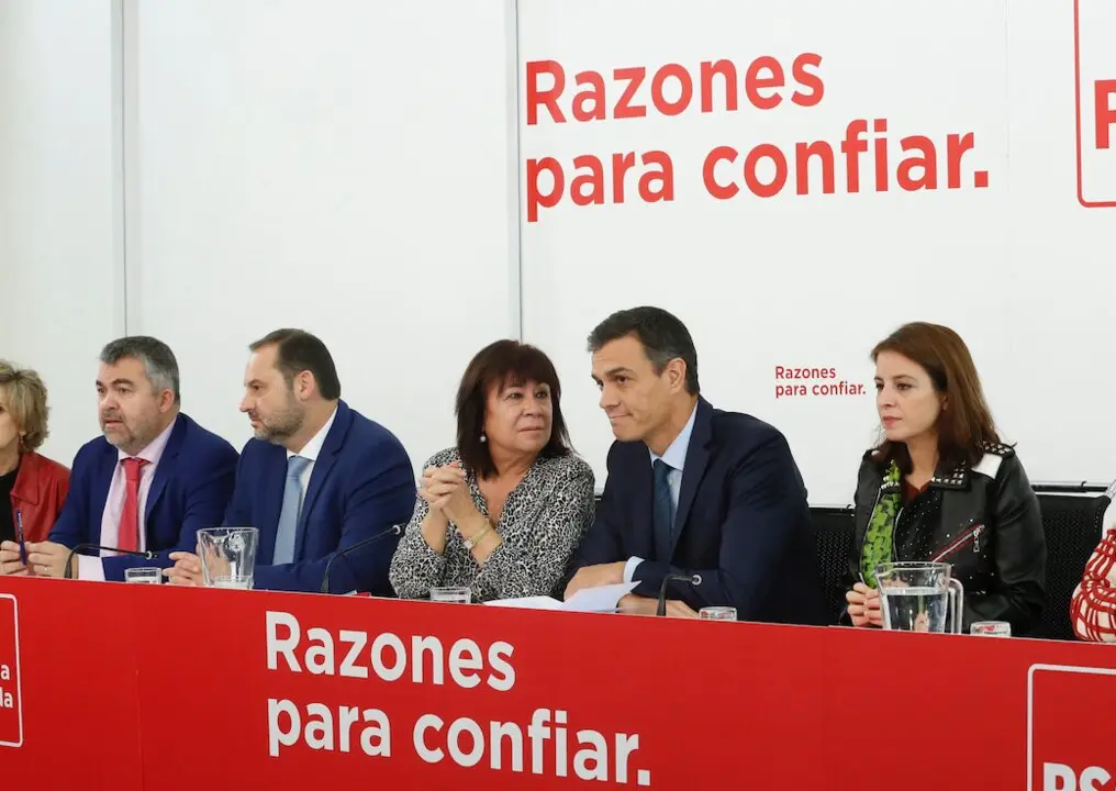 De izquierda a derecha: la secretaria ejecutiva de Sanidad y Consumo, Mar&iacute;a Luisa Carcedo; el secretario ejecutivo de Coordinaci&oacute;n Territorial de la CEF-PSOE, Santos Cerd&aacute;n; el secretario del &Aacute;rea de Organizaci&oacute;n, Jos&eacute; Luis &Aacute;balos; la presidenta de la Comisi&oacute;n Ejecutiva Federal, Cristina Narbona; el secretario general, Pedro S&aacute;nchez; la vicesecretaria general, Adriana Lastra; y la secretaria de &Aacute;rea de Igualdad, Carmen Calvo.  

Foto de archivo

Firma: Marta Fern&aacute;ndez / Europa Press