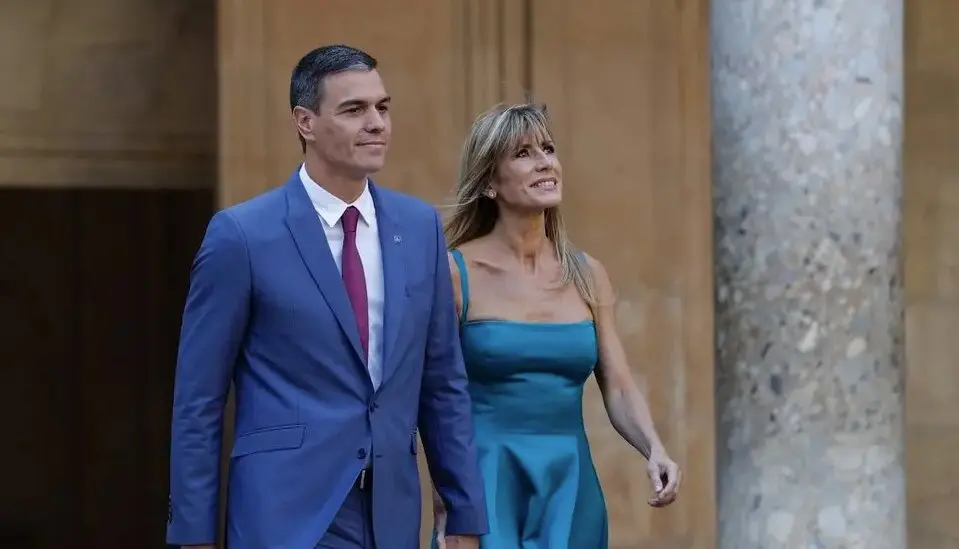 El presidente del Gobierno, Pedro S&aacute;nchez, junto a su mujer, Bego&ntilde;a G&oacute;mez. / Alex C&aacute;mara