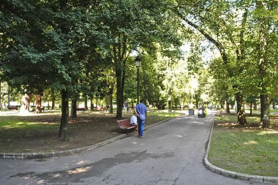 Una persona camina por el parque Manuel Barqu&iacute;n. / a.e