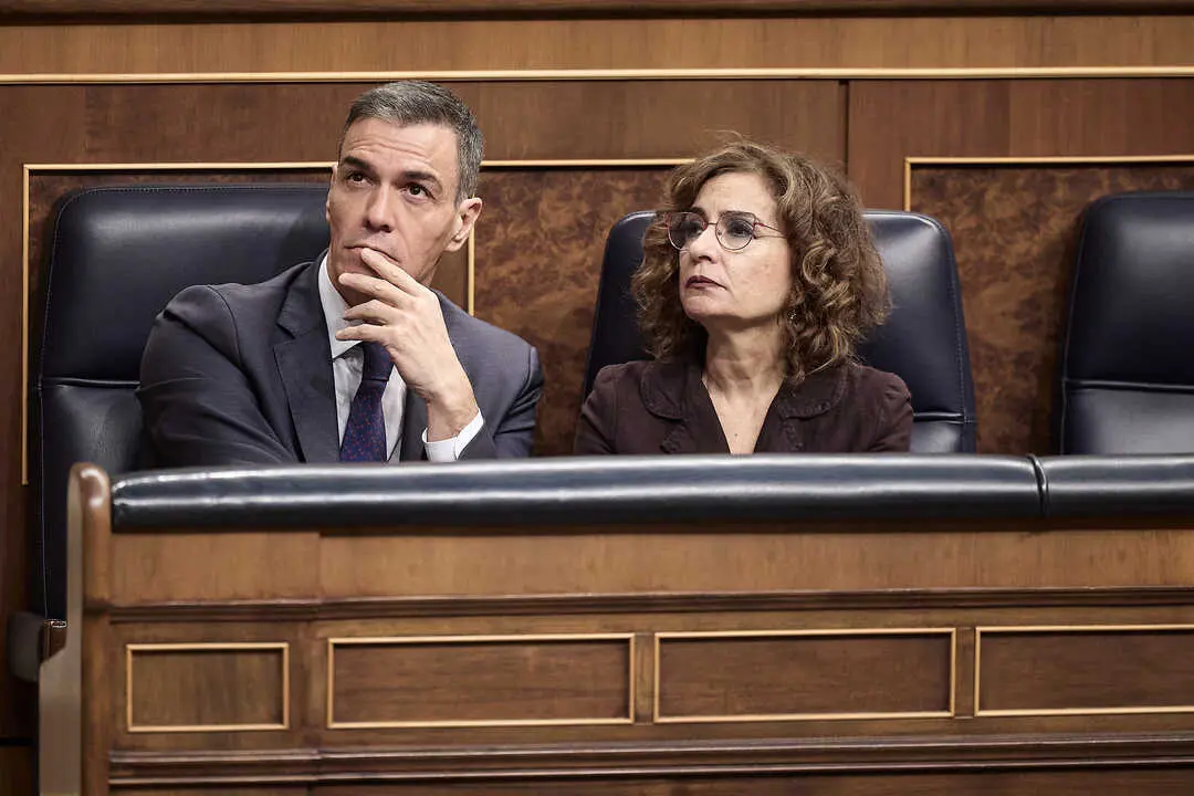El presidente del Gobierno, Pedro S&aacute;nchez, y la vicepresidenta primera y ministra de Hacienda, Mar&iacute;a Jes&uacute;s Montero. / EP