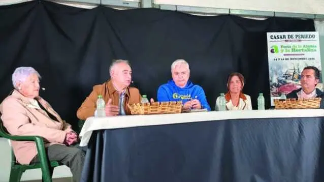 Jos&eacute; Luis Gonz&aacute;lez, segundo por la izquierda, recibi&oacute; la &lsquo;Alubia de Oro&rsquo;. / A. del saja