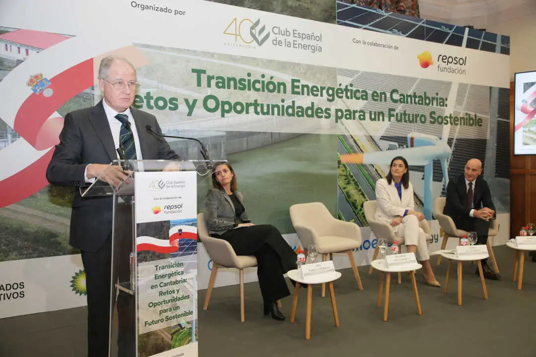 Eduardo Arasti, durante su intervenci&oacute;n en el foro sobre transici&oacute;n energ&eacute;tica celebrado en Santander. / alerta