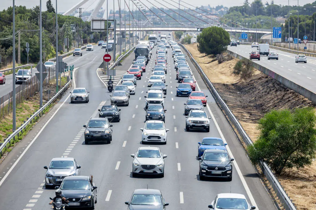 Varios coches circulan por una carretera. / EP