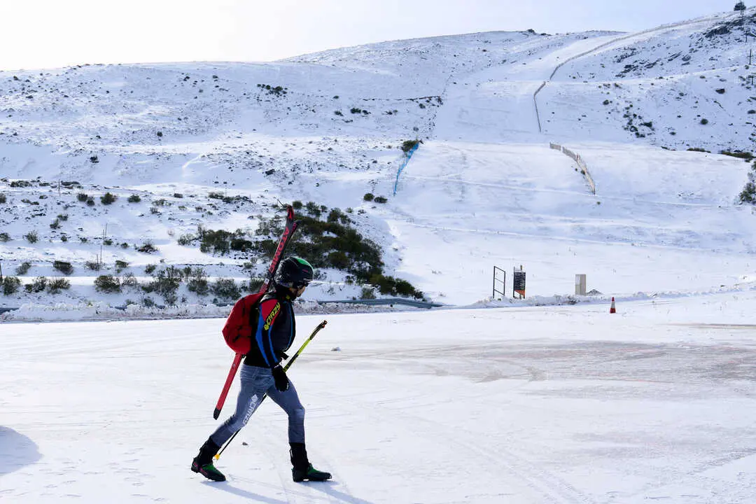Una persona camina por la estaci&oacute;n de esqu&iacute; y monta&ntilde;a de Alto Campoo. / EP