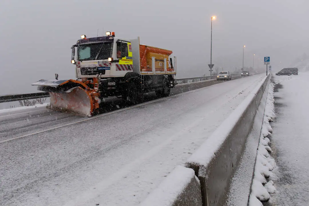 Una m&aacute;quina quitanieves quita la nieve de la carretera. / EP