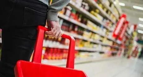 Una persona hace la compra. &frasl; EP