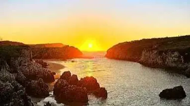 A solo unos minutos del centro de Santander, la Virgen del Mar es uno de esos lugares que resumen por qu&eacute; Cantabria enamora. / A.E