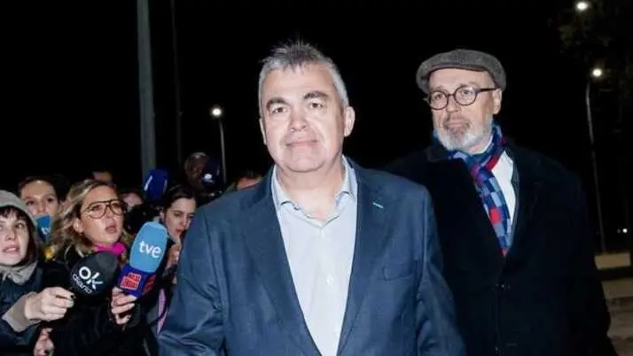 Santos Cerd&aacute;n junto a uno de sus abogados tras salir de la c&aacute;rcel. / EP