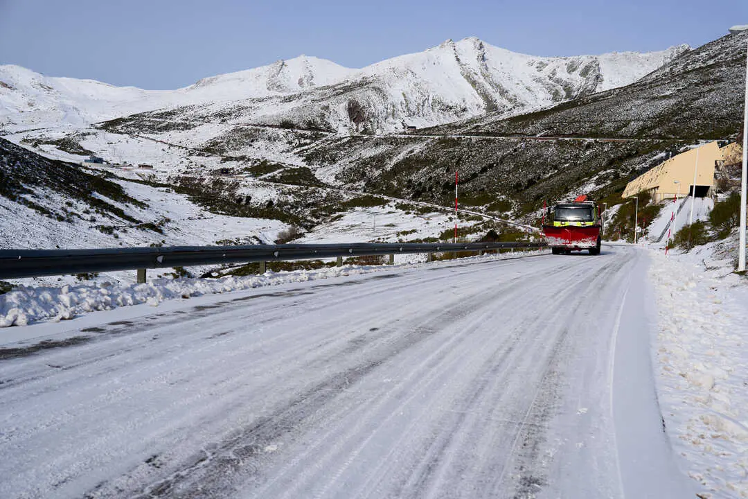 Una carretera nevada, en la estaci&oacute;n de esqu&iacute; y monta&ntilde;a de Alto Campoo. / EP