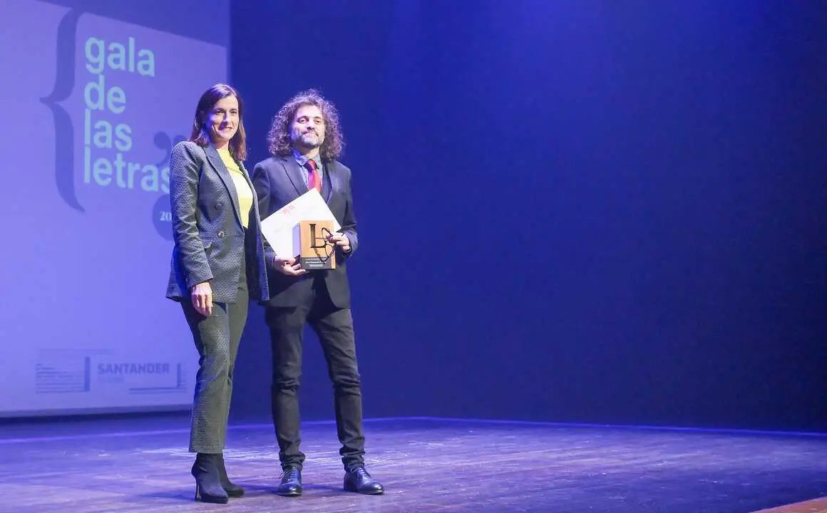 La alcaldesa de Santander, Gema Igual, junto al escritor Alberto Santamar&iacute;a. / A.E