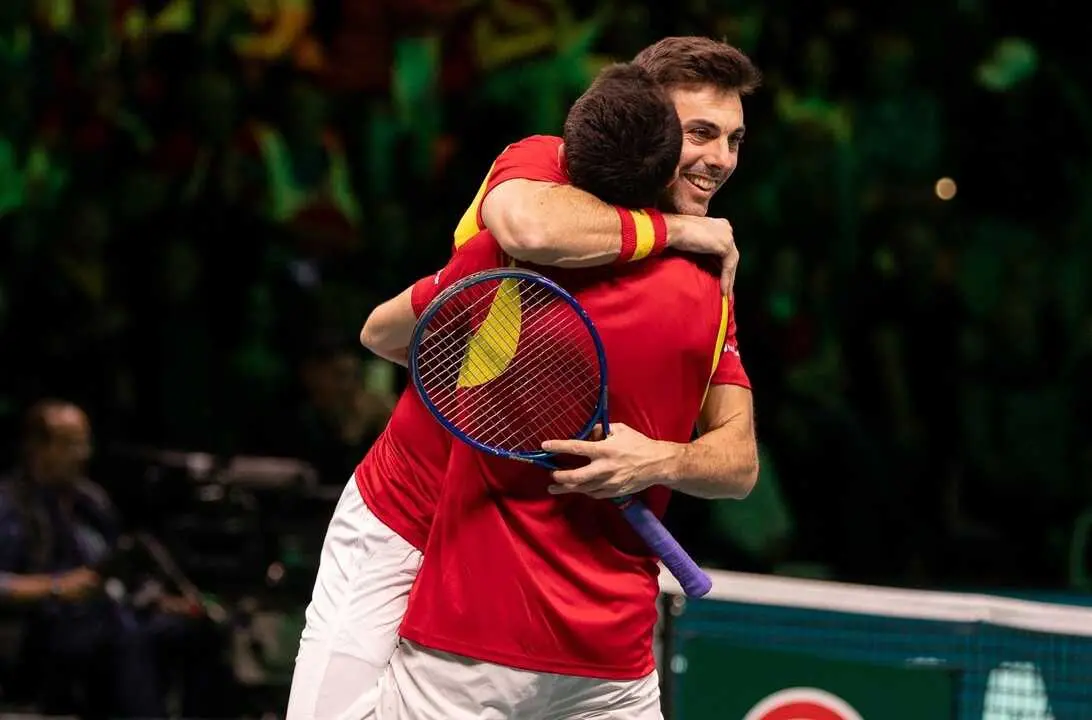 Marcel Granollers y Pedro Mart&iacute;nez celebran el billete a las semifinales de la Copa Davis 2025. / EP
