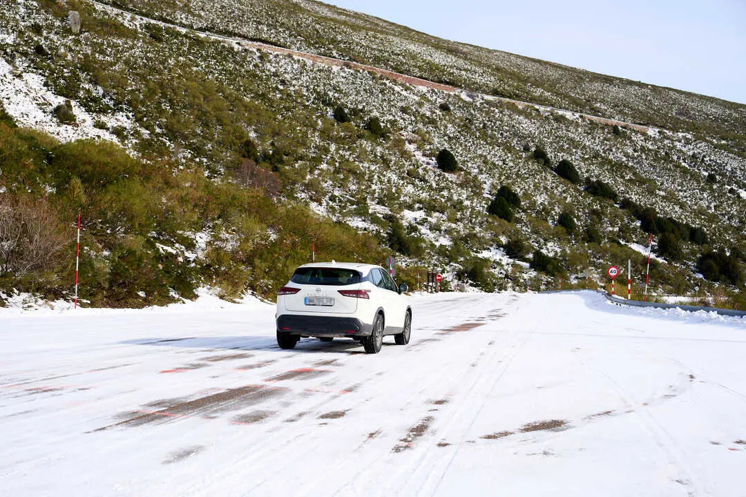 Un coche en la estaci&oacute;n de esqu&iacute; y monta&ntilde;a de Alto Campoo. / ep