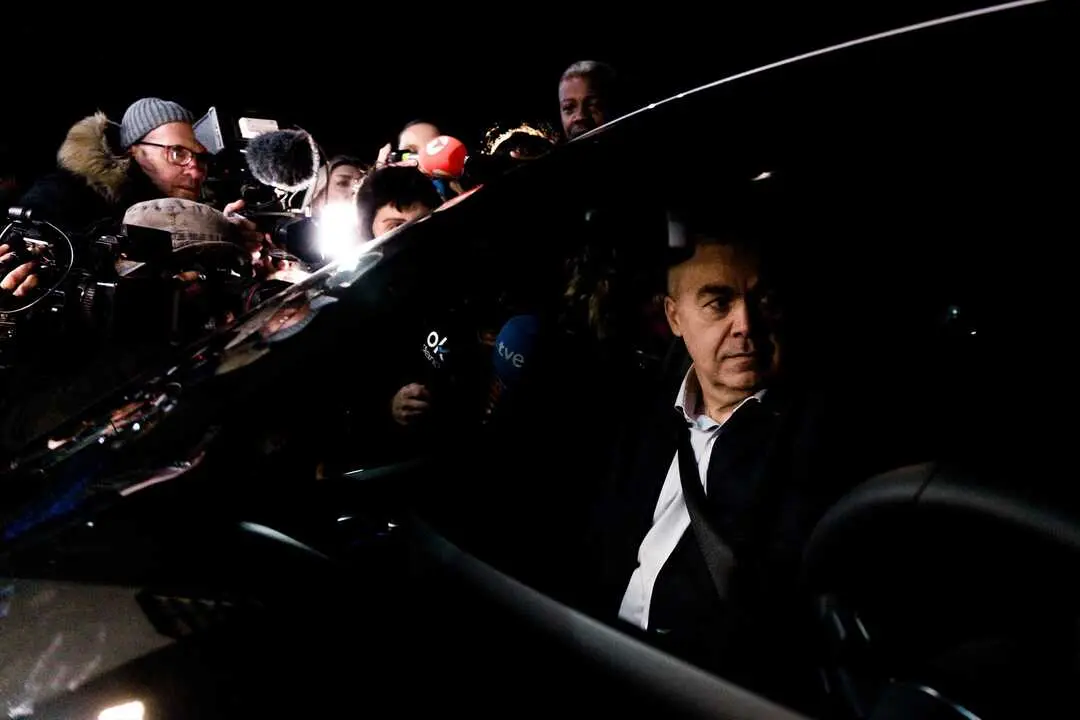 El exsecretario de organizaci&oacute;n del PSOE, Santos Cerd&aacute;n, a su salida de la prisi&oacute;n de Soto del Real, a 19 de noviembre de 2025, en Soto del Real, Madrid (Espa&ntilde;a). El instructor del &lsquo;caso Koldo&rsquo; en el Tribunal Supremo (TS), Leopoldo Puente, ha puesto en libertad a Cerd&aacute;n tras 4 meses y 20 d&iacute;as en prisi&oacute;n provisional por su presunto &ldquo;papel principal&rdquo; en la trama de adjudicaci&oacute;n de obra p&uacute;blica a cambio leer m&aacute;s de comisiones que se investiga en el caso, pero le han impuesto medidas cautelares &ndash;prohibici&oacute;n de salida del pa&iacute;s y firma quincenal en sede judicial&ndash; ante los fuertes indicios en su contra.
Fecha: 19/11/2025.

Firma: Carlos Luj&aacute;n / Europa Press
Personajes: SANTOS CERD&Aacute;N LE&Oacute;N