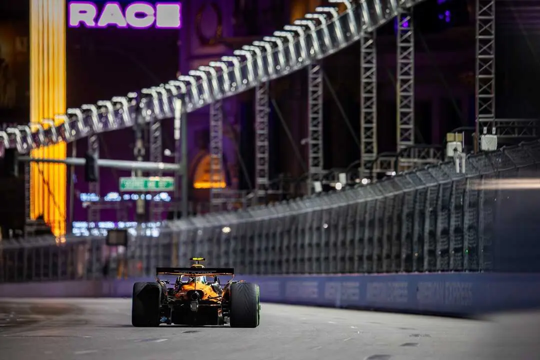 Lando Norris deslumbra en el Strip: McLaren afina en el pen&uacute;ltimo asalto del Mundial