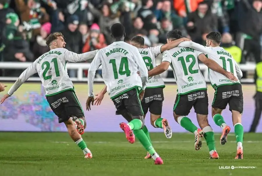Los jugadores del conjunto c&aacute;ntabro celebran la victoria tras una jornada en la que El Racing manej&oacute; el partido con orden, transiciones limpias y llegada. / L.H