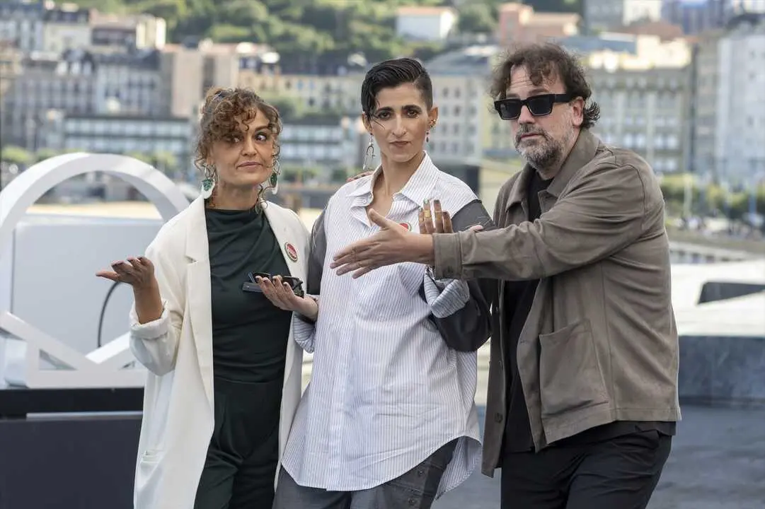 (I-D) La directora Elena Molina; la actriz Alba Flores, y el director Isaki Lacuesta, posan en el photocall previo a la rueda de prensa de la pel&iacute;cula 'Flores para Antonio'. / Arnaitz Rubio