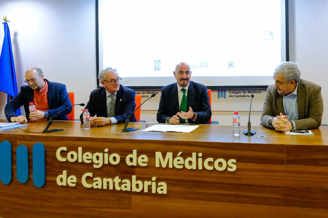 C&eacute;sar Pascual, consejero de Salud de Cantabria, durante la presentaci&oacute;n del Plan de Salud 2025-2029 en el Colegio de M&eacute;dicos. / alerta