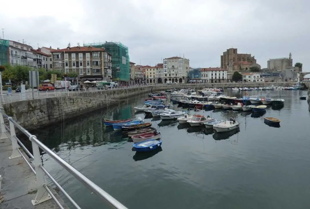 Entre las villas marineras del norte, hay una que parece a medio camino no solo entre Bilbao y Santander, sino tambi&eacute;n entre la est&eacute;tica vasca y la historia c&aacute;ntabra. / EP