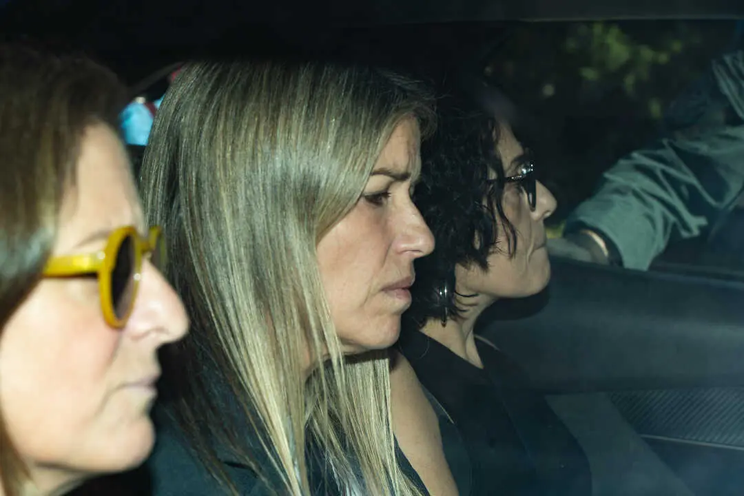 La periodista Maribel Vilaplana (c) a su salida de los Juzgados de Catarroja. / EP