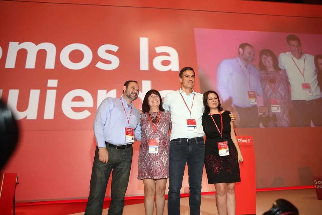 Foto de archivo tomada el 17/06/2017 durante el Congreso del PSOE.
En la imagen: Alfredo P&eacute;rez Rubalcaba, Cristina Narbona, Patxi L&oacute;pez, Susana D&iacute;az, Pedro S&aacute;nchez P&eacute;rez-Castej&oacute;n, Adriana Lastra y Jos&eacute; Luis &Aacute;balos Meco. Eduardo Parra / Europa Press