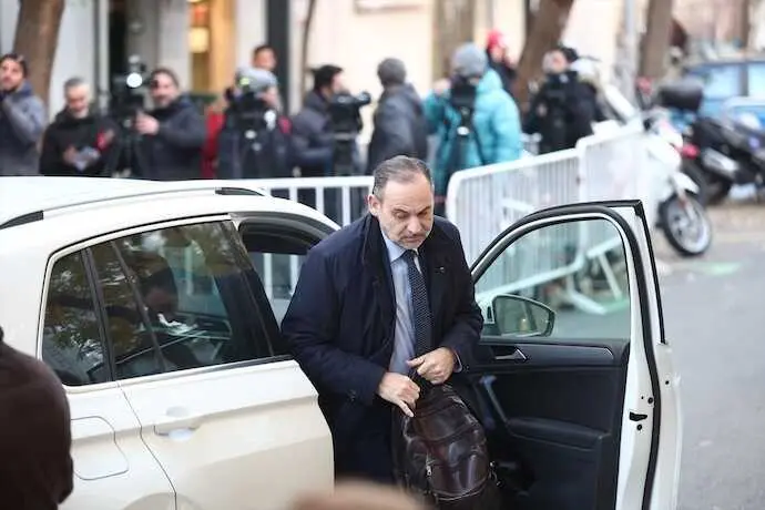 El exministro Jos&eacute; Luis Abalos a su llegada al Tribunal Supremo, a 27 de noviembre de 2025, en Madrid (Espa&ntilde;a). El magistrado del Tribunal Supremo, Leopoldo Puente, ha citado al exministro Jos&eacute; Luis &Aacute;balos y al exasesor Koldo Garc&iacute;a a comparecer hoy para decidir si les env&iacute;a a prisi&oacute;n, como piden las acusaciones populares lideradas por el PP, de cara al juicio que se celebrar&aacute; en contra de ambos por presuntas irregularidades en los contratos de mascarillas adjudicados por Transportes durante la pandemia.

Eduardo Parra / Europa Press
27/11/2025