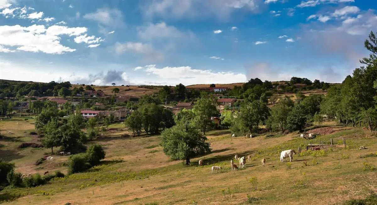 &iquest;Cansado de pueblos bonitos pero sin alma? Estos rincones de Cantabria son historia viva. / EP
