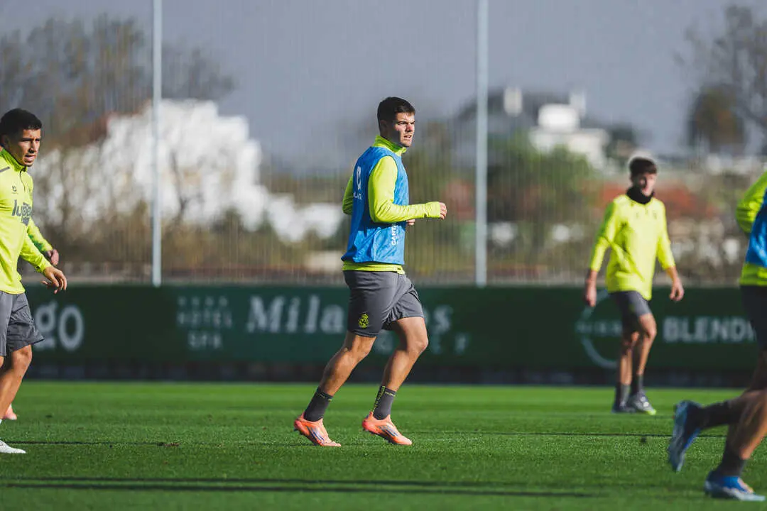 Peio Canales, uno de los pilares del Racing en esta temporada, asegura que tras el triunfo ante el Burgos CF &laquo;ya estamos pensando en el Eibar&raquo;. / rrc