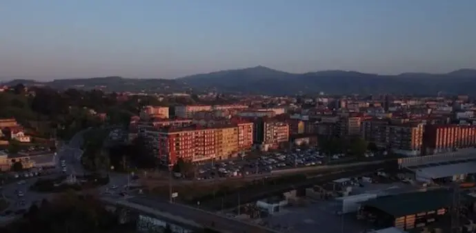 Panor&aacute;mica de la ciudad de Torrelavega, Cantabria, donde una empresa de limpieza fue presuntamente v&iacute;ctima de una estafa de 476.000 euros.