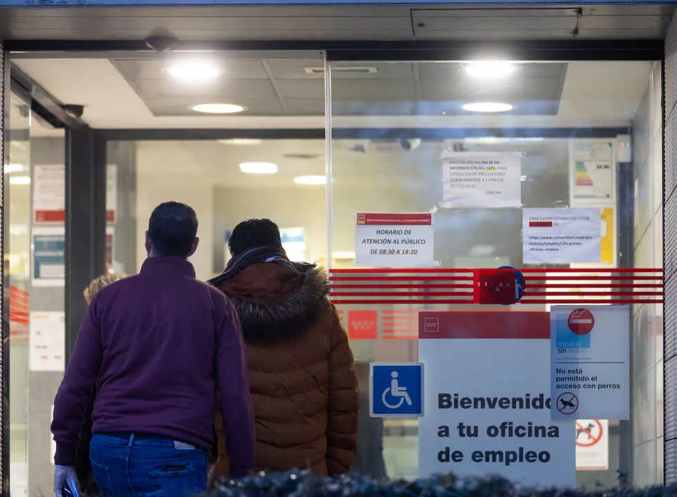 Varias personas entran en una oficina del SEPE. / EP
