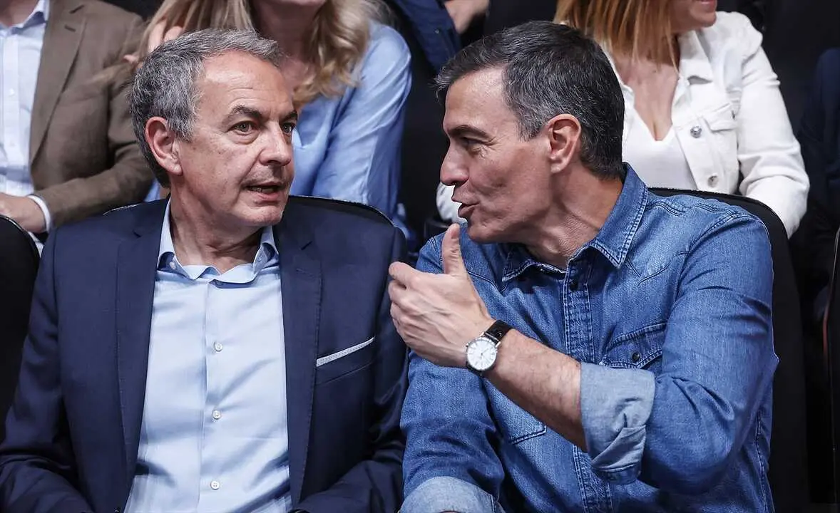 El expresidente del Gobierno Jos&eacute; Luis Rodr&iacute;guez Zapatero (i) y el presidente del Gobierno, Pedro S&aacute;nchez.  Rober Solsona / Europa Press