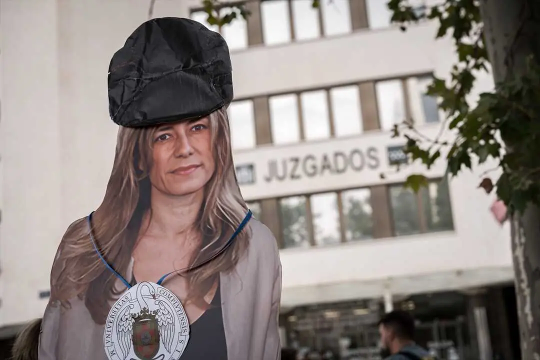 Imagen de un cartel de Bego&ntilde;a G&oacute;mez antes de su declaraci&oacute;n ante el juez Peinado por presunta malversaci&oacute;n, el 27 de septiembre de 2025, en Madrid.
Foto de archivo
Firma: Diego Radam&eacute;s / Europa Press
