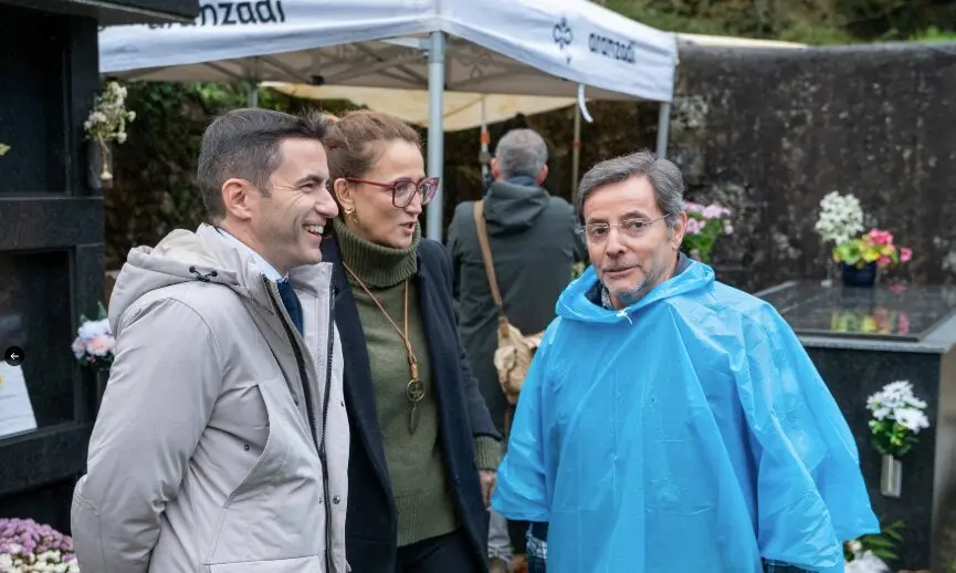 El delegado del Gobierno en Cantabria, Pedro Casares; la directora general de Atenci&oacute;n a las V&iacute;ctimas, Zoraida Hijosa; y un t&eacute;cnico del equipo de exhumaciones, durante la visita al cementerio de Mirones, en el marco de los trabajos de recuperaci&oacute;n de v&iacute;ctimas de la Guerra Civil.
Firma: Imagen difundida en redes sociales