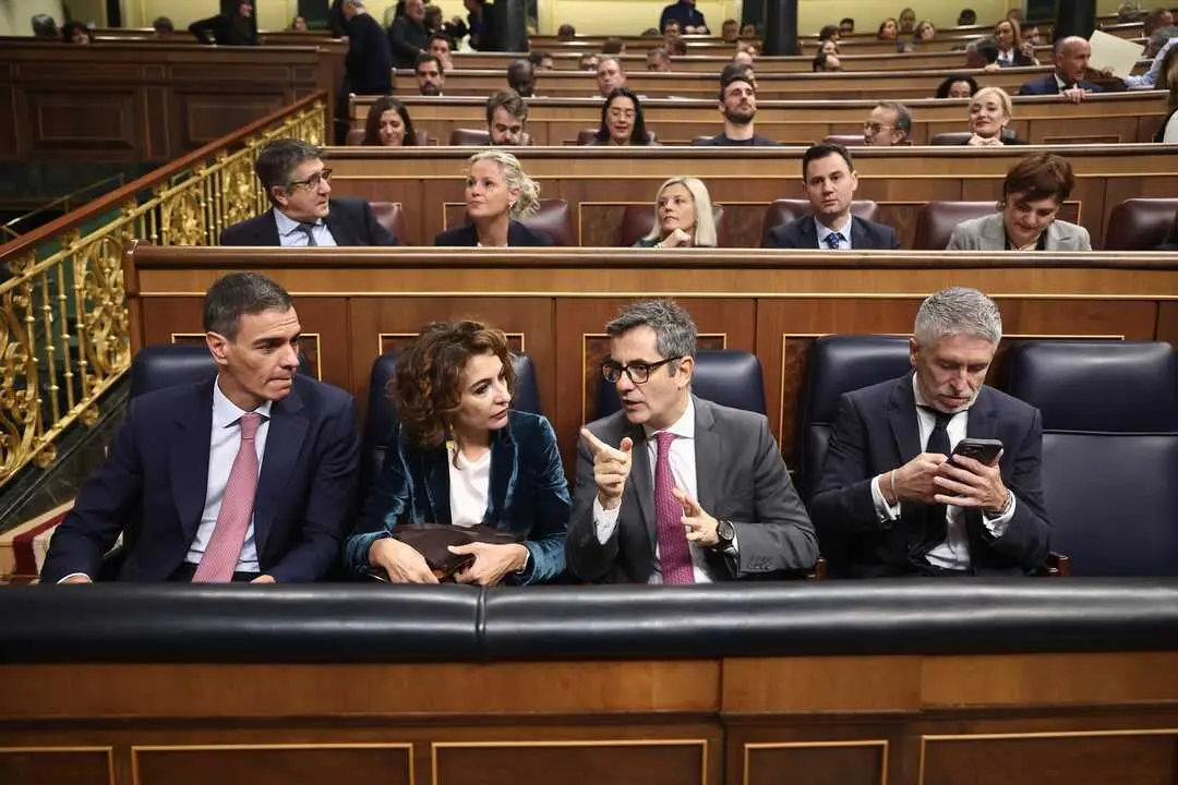 (I-D) El presidente del Gobierno, Pedro S&aacute;nchez; la vicepresidenta primera, Mar&iacute;a Jes&uacute;s Montero; el ministro de la Presidencia, F&eacute;lix Bola&ntilde;os; y el ministro del Interior, Fernando Grande-Marlaska, durante la sesi&oacute;n de control al Gobierno en el Congreso de los Diputados, el 19 de noviembre de 2025.
La jornada estuvo marcada por nuevos casos de corrupci&oacute;n que afectan a exresponsables del PSOE y por preguntas sobre la subida del precio de los huevos por la gripe aviar y la situaci&oacute;n del Sistema Nacional de Salud.
Firma: Eduardo Parra / Europa Press