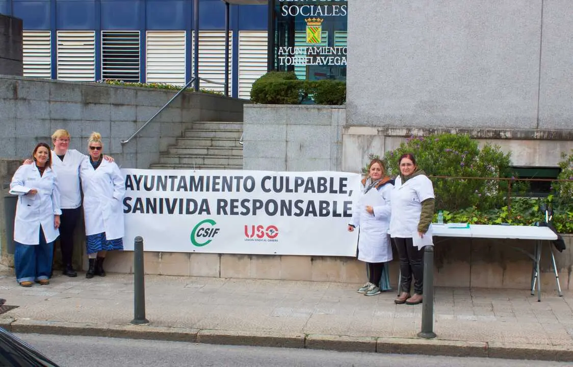 Trabajadoras de Ayuda a Domicilio de Torrelavega reparten pasquines para denunciar condiciones laborales "precarias". / EP