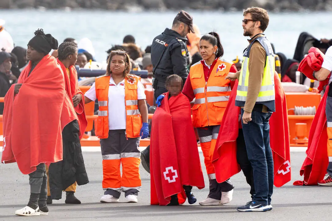 Varios servicios de emergencia atienden a migrantes reci&eacute;n rescatados de un cayuco. / EP