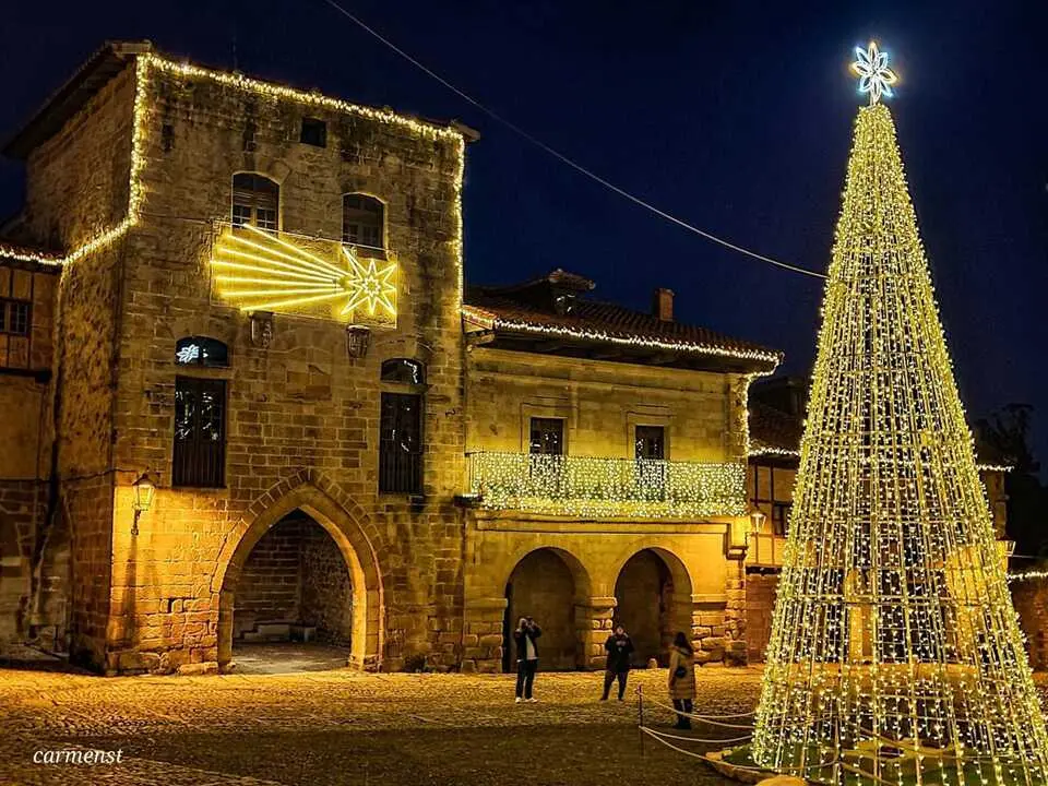 Entre casonas blasonadas y claustros milenarios, este pueblo c&aacute;ntabro ofrece algo que pocos pueden: una Navidad sin filtros, sin estr&eacute;s, sin ruido. / EP