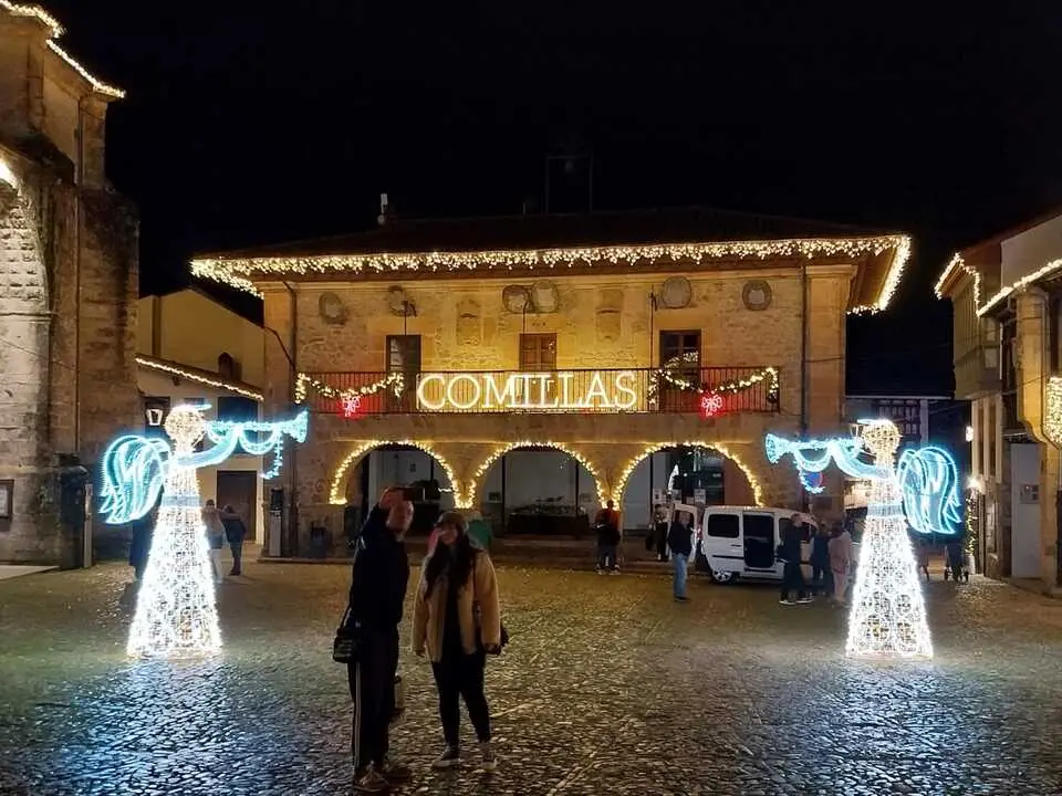 Alumbrado navide&ntilde;o en Comillas. / EP