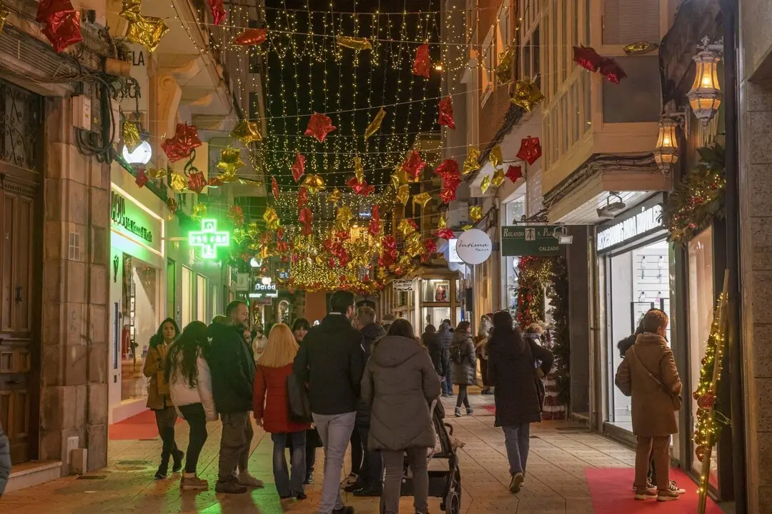 Una de las calles de Torrelavega en Navidad. / EP