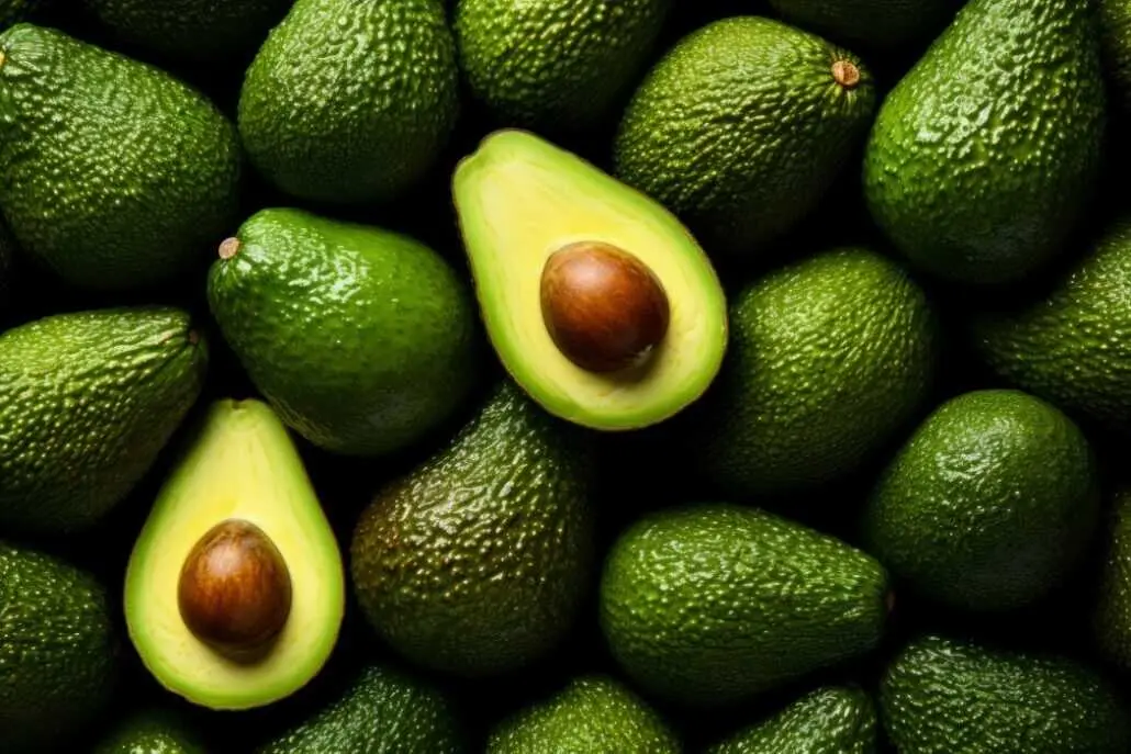 Mantener el hueso en la mitad del aguacate ayuda a conservarlo. / EP