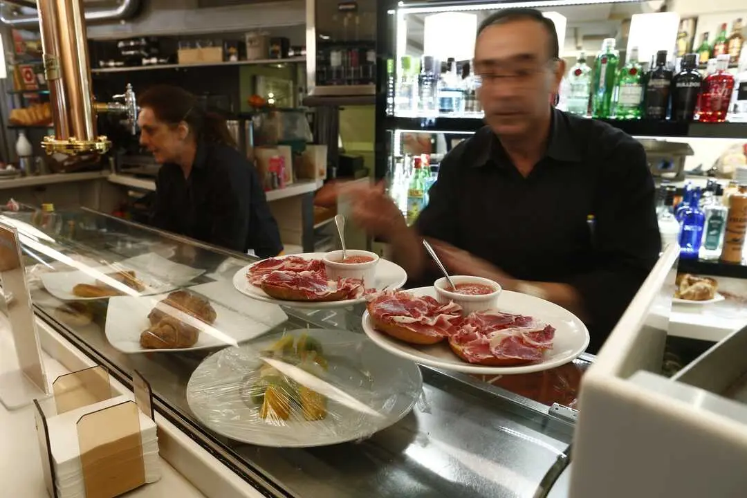Los trabajadores de hosteler&iacute;a cuestionan la validez de la frase 'el cliente tiene raz&oacute;n. / EP