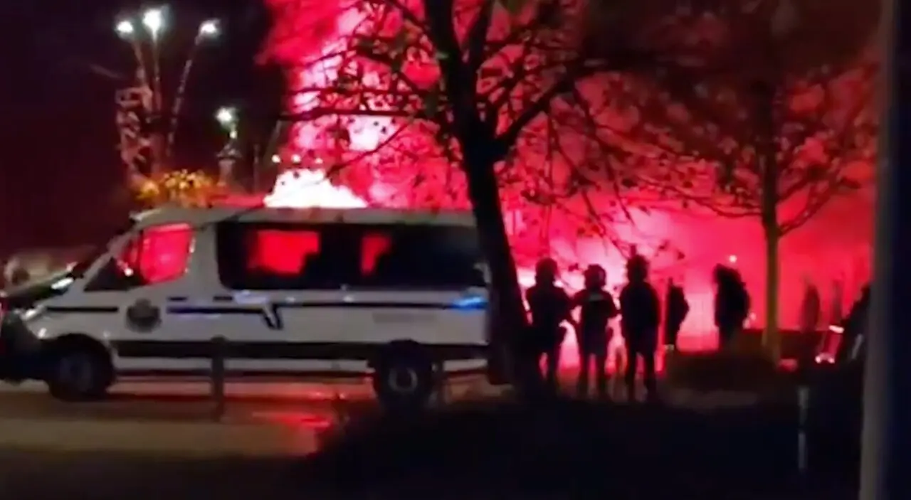 Furg&oacute;n de la Ertzaintza y agentes antidisturbios frente a un fuego provocado por manifestantes durante los altercados registrados en San Sebasti&aacute;n, tras un acto pol&iacute;tico de Vox. La protesta, atribuida a grupos de extrema izquierda, dej&oacute; al menos seis ertzainas heridos y un detenido.
Captura de v&iacute;deo / Redes sociales