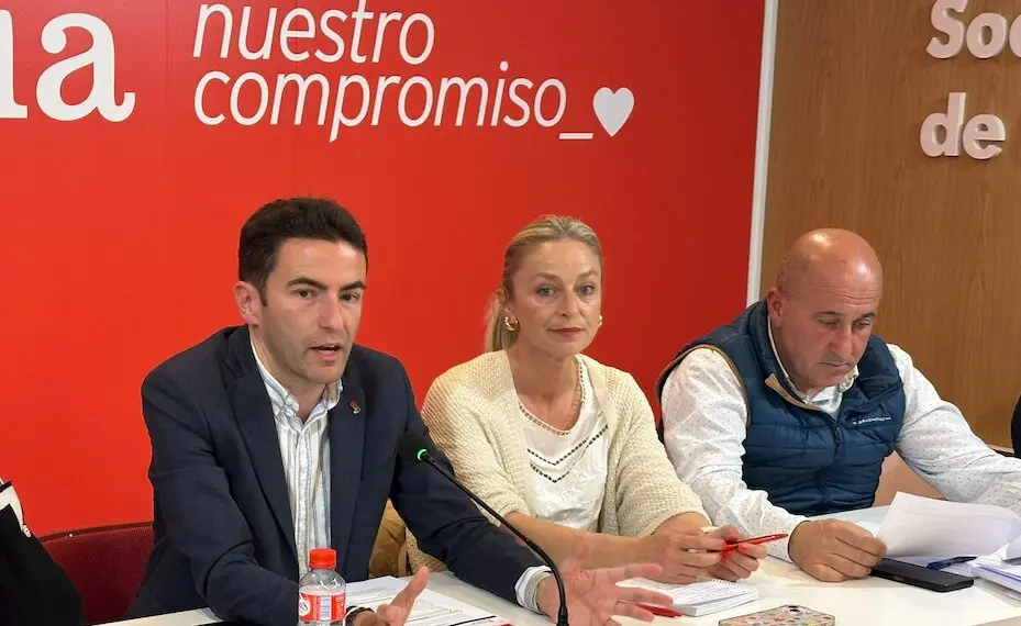 Pedro Casares, la alcadesa de Castro, Susana Herr&aacute;n y Agust&iacute;n Molleda.