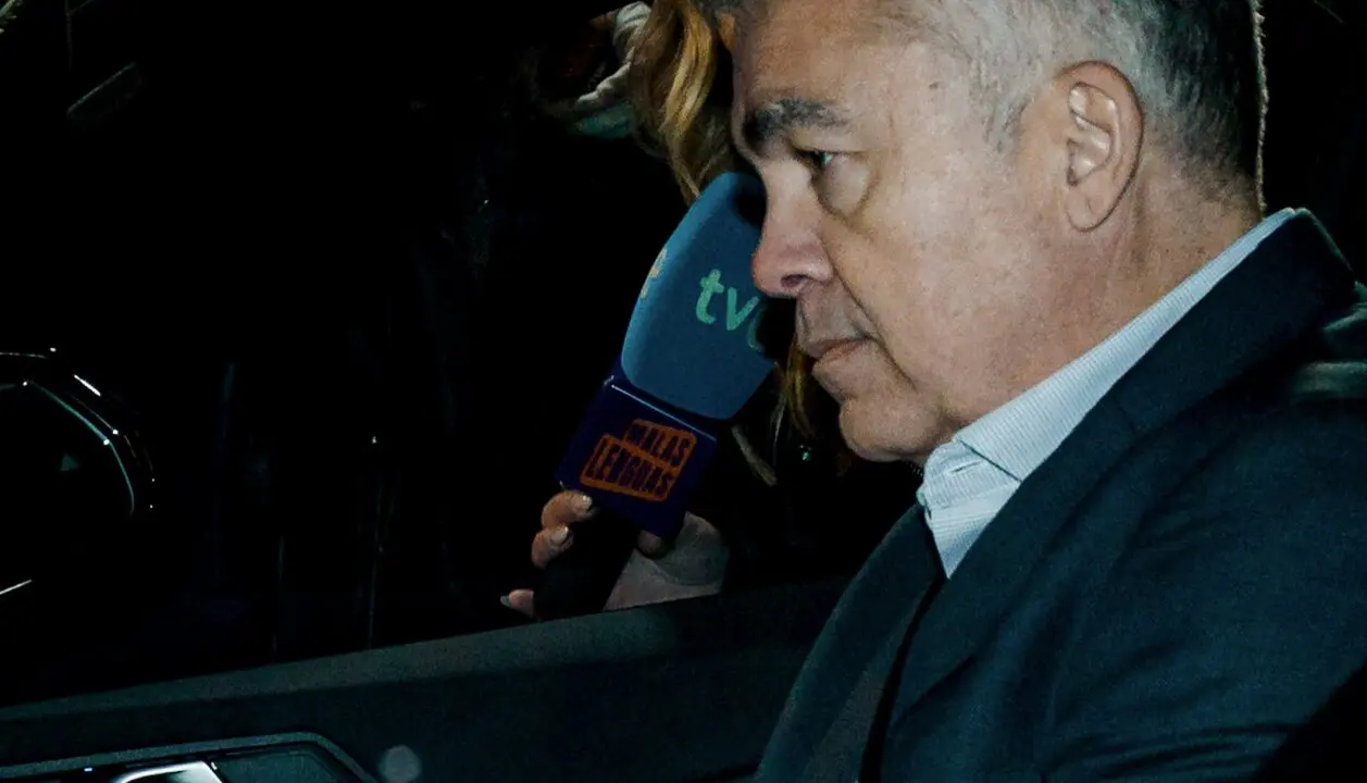 El exsecretario de organizaci&oacute;n del PSOE, Santos Cerd&aacute;n (i), junto a su abogado Jacobo Teijelo (d) a su salida de la prisi&oacute;n de Soto del Real, a 19 de noviembre de 2025, en Soto del Real, Madrid (Espa&ntilde;a). 

Firma: Carlos Luj&aacute;n / Europa Press