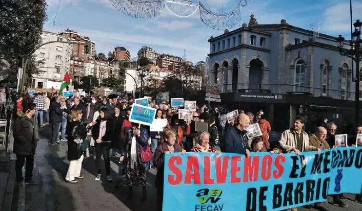 Vecinos marchan por el centro de Santander el 30 de noviembre de 2025 para rechazar la apertura de un McDonald&rsquo;s en el barrio de Puerto Chico. X