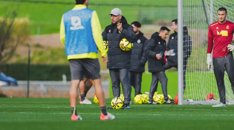 El t&eacute;cnico Jos&eacute; Alberto dando instrucciones durante un entrenamiento de esta semana. / RRC